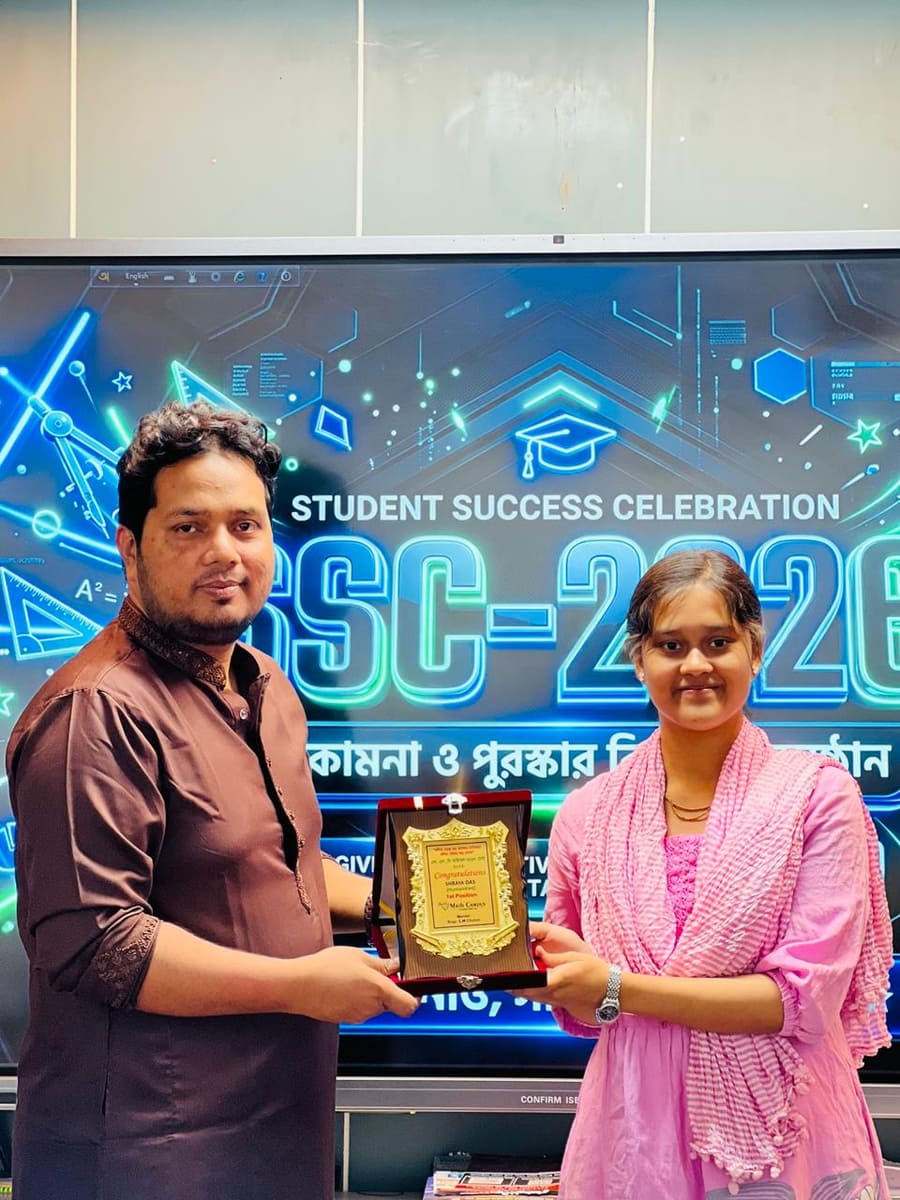 কৃতী শিক্ষার্থীর হাতে সম্মাননা তুলে দিচ্ছেন ছোটন স্যার