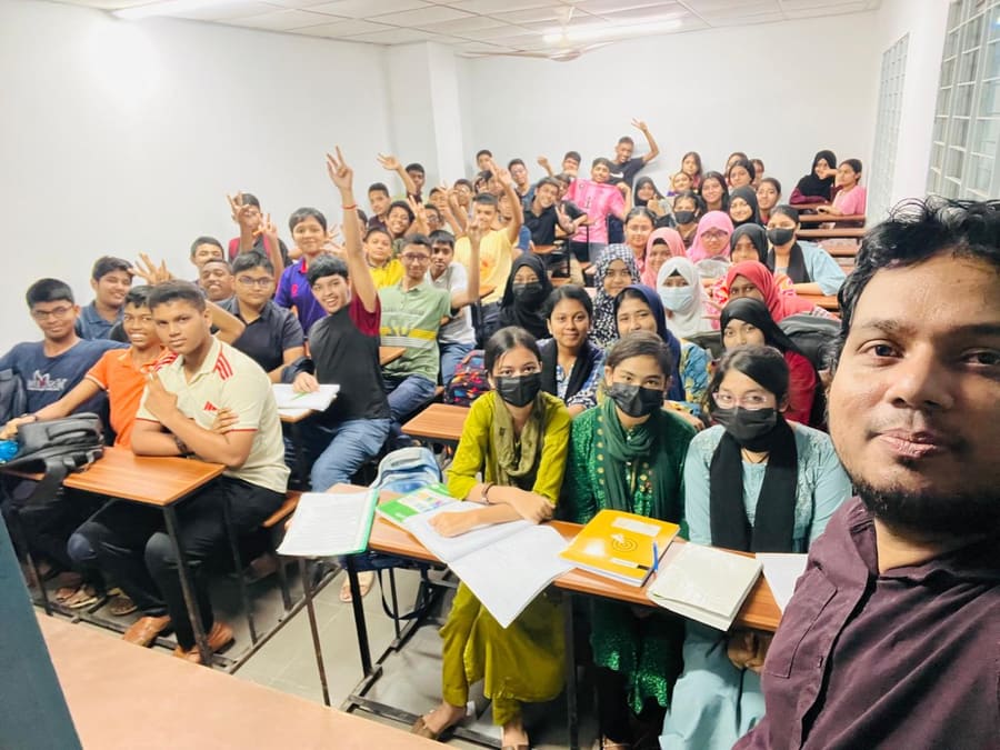 ক্লাস শেষে শিক্ষার্থীদের সাথে শিক্ষক