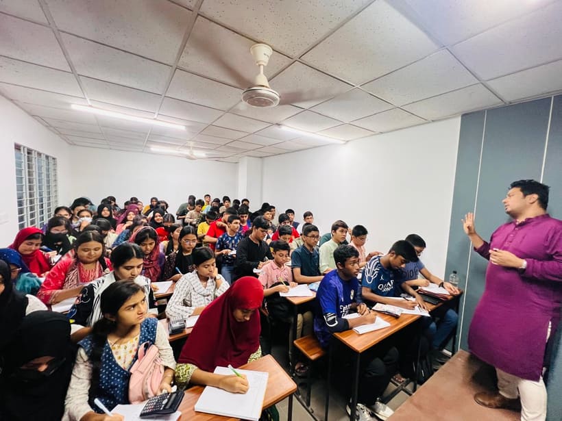 ভরা শ্রেণিকক্ষে চলছে পাঠদান