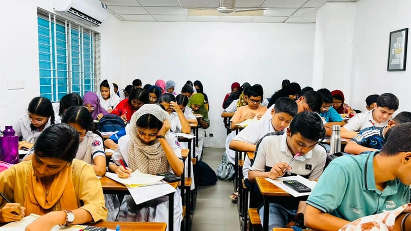 পরীক্ষায় লিখছে শিক্ষার্থীরা