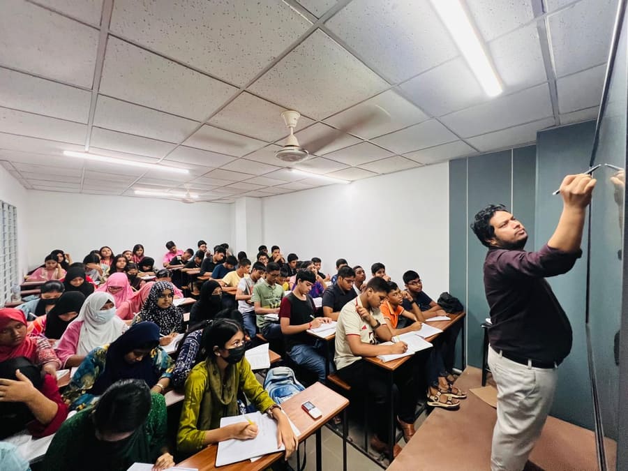 বোর্ডে অঙ্ক বুঝিয়ে দিচ্ছেন শিক্ষক